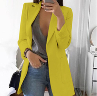 Frau in gelbem Blazer, grauem Top und Jeans, Spiegel-Selfie, modisch, stilvoll, modern.