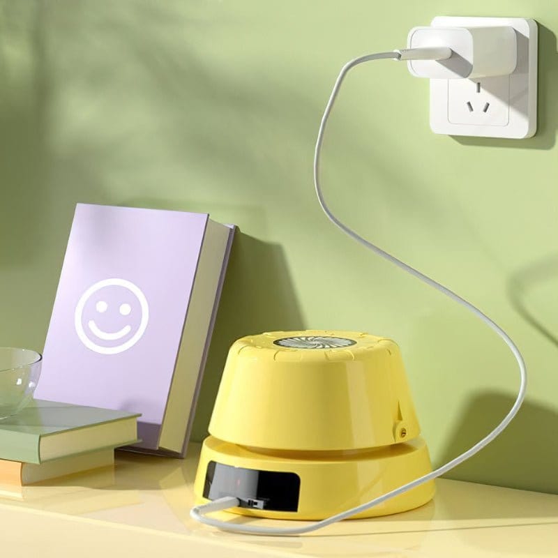 Gelbes Insektenvernichter-Gerät, elektrisch, auf Tisch, mit Kabel an Steckdose angeschlossen.