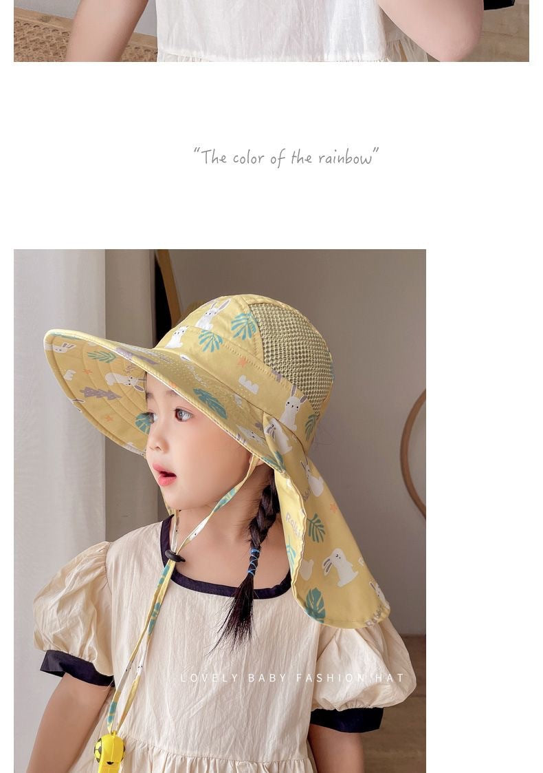 Kleinkind mit gelbem Sonnenhut, Tiermuster, Sommermode, Sonnenschutz, Baumwollkleid.