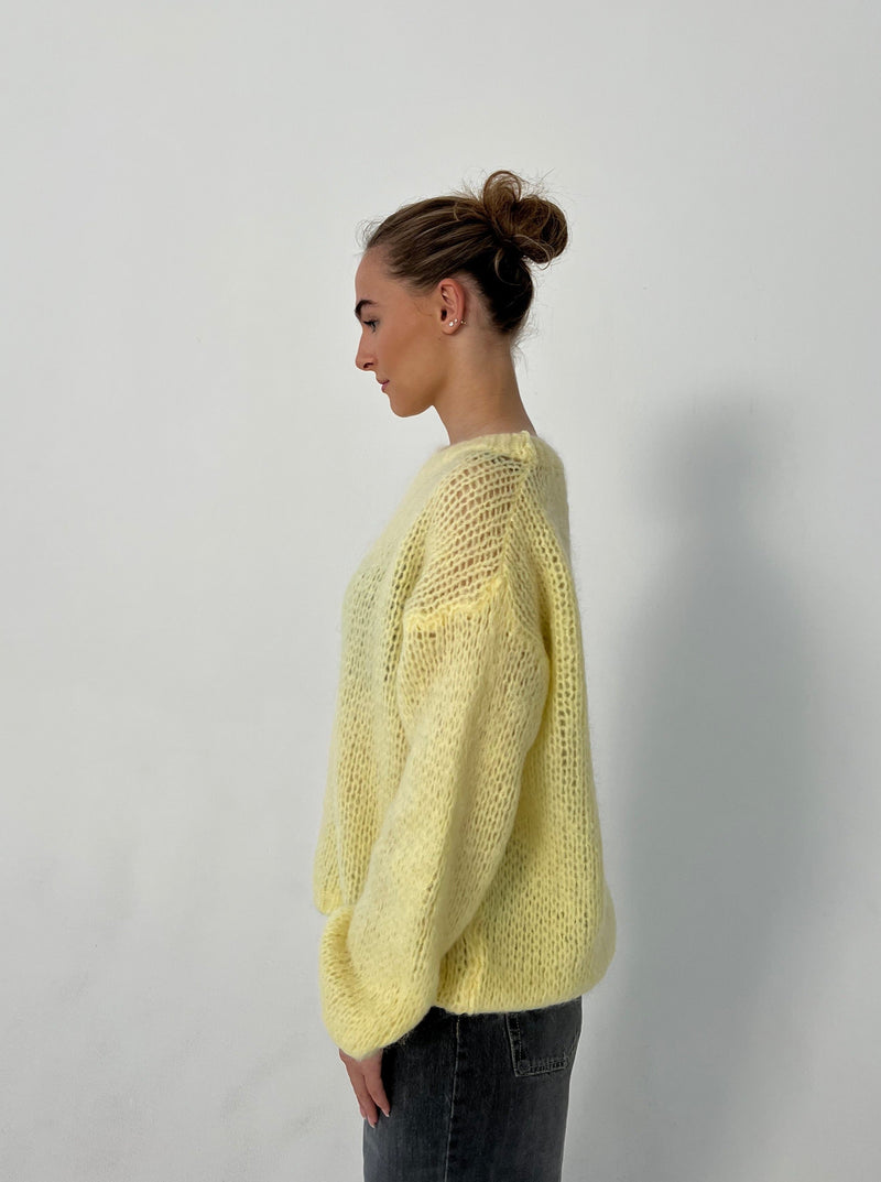 Frau im gelben Strickpullover, seitliches Profil, lässiger Look, Modefotografie.