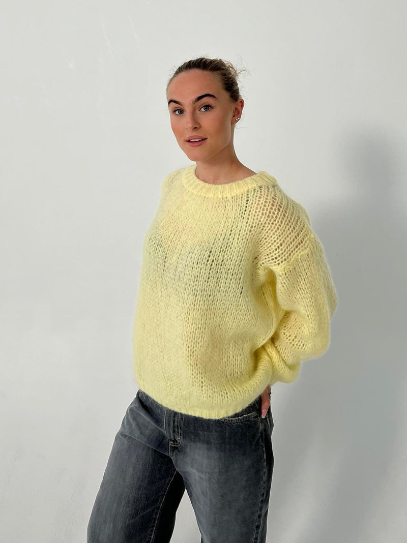 Frau in gelbem Strickpullover, lässige Jeans, Mode, Damenbekleidung, gemütlicher Look.