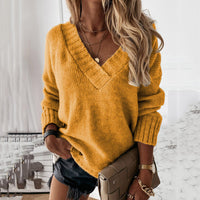Frau in gelbem Strickpullover, V-Ausschnitt, schwarze Shorts, blonde Haare, modisch, lässig.