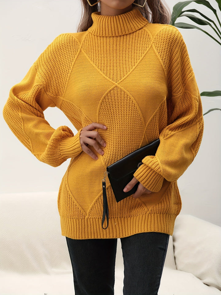 Frau in gelbem Strickpullover mit Rollkragen, hält schwarze Clutch, modisch, gemütlich.