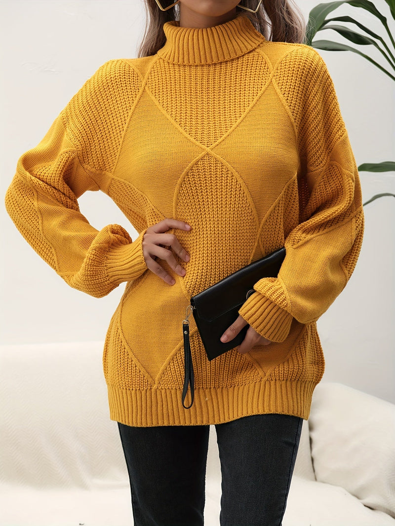 Frau in gelbem Strickpullover mit Rollkragen, hält schwarze Clutch, modisch, gemütlich.