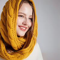 Frau mit gelbem Strickschal, lächelnd, Wintermode, Accessoire, warm, stilvoll, gemütlich.