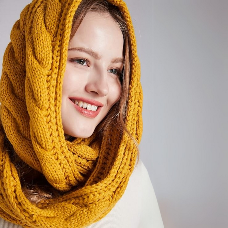 Frau mit gelbem Strickschal, lächelnd, Wintermode, Accessoire, warm, stilvoll, gemütlich.