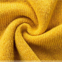 Gelber Strickstoff, weiche Textur, hochwertiges Material, ideal für Pullover und Strickwaren.