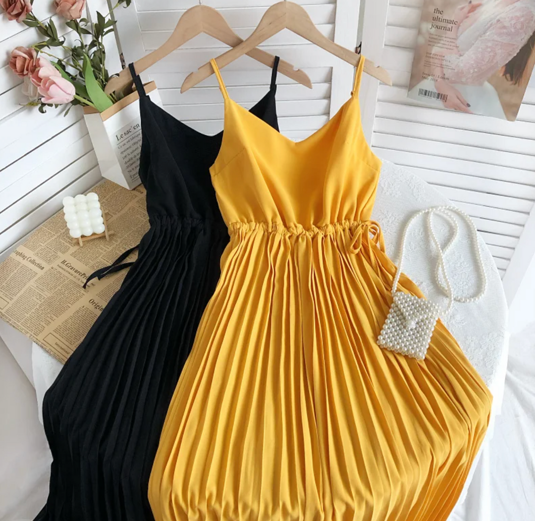 Gelbes und schwarzes Sommerkleid aus Satin mit Plissee, Spaghettiträger, elegant, Damenmode.