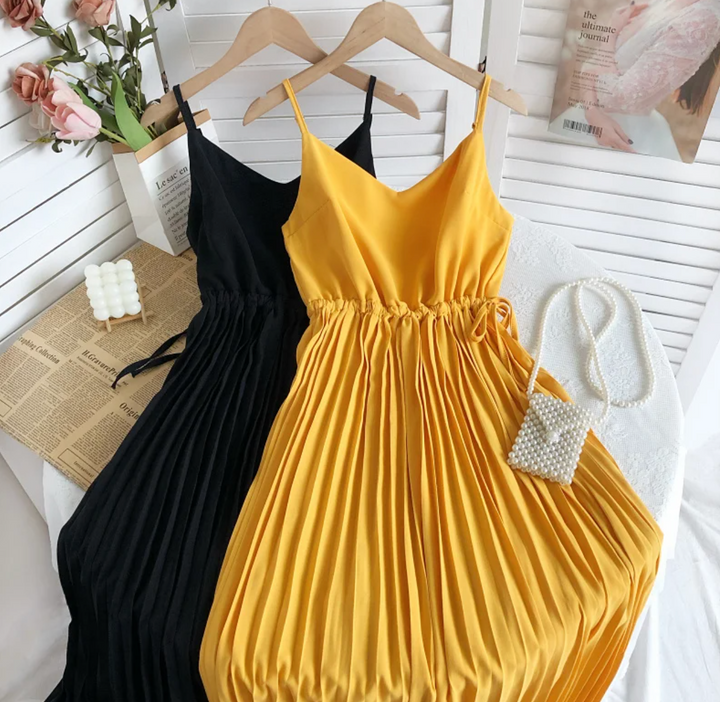 Gelbes und schwarzes Sommerkleid aus Satin mit Plissee, Spaghettiträger, elegant, Damenmode.