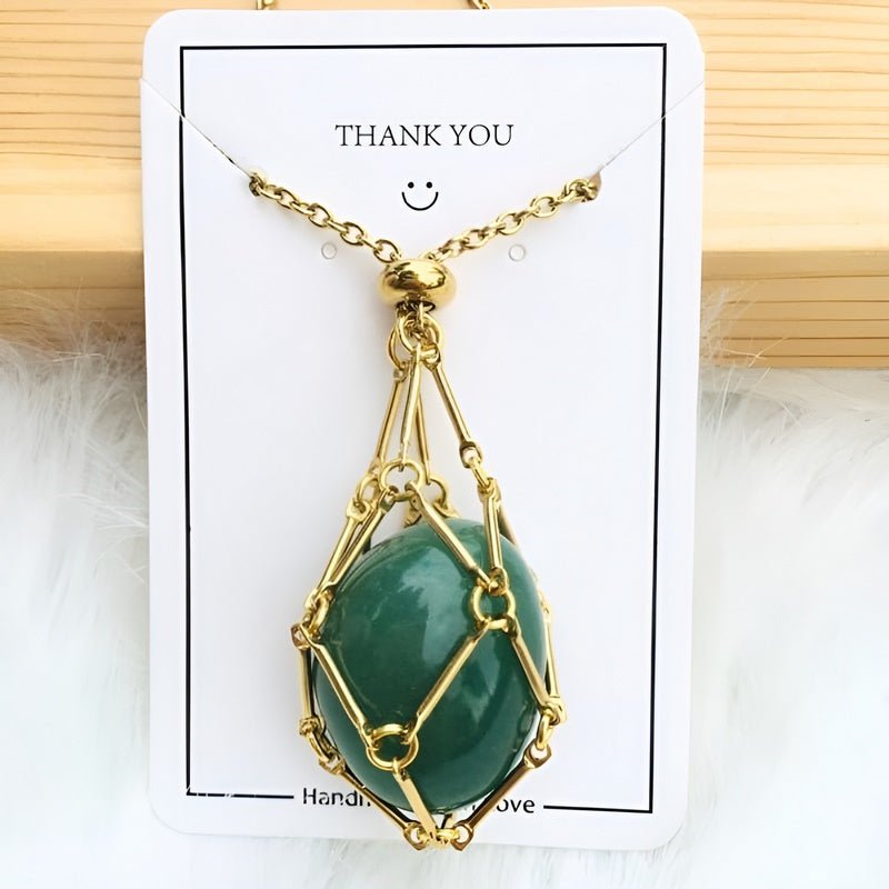 Grüner Edelstein-Anhänger mit goldener Kette, handgefertigter Schmuck, Geschenkidee.