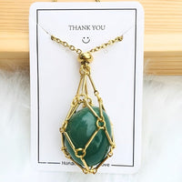 Grüner Edelstein-Anhänger mit goldener Kette, handgefertigter Schmuck, Geschenkidee.