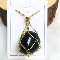 Schwarzer Edelstein-Anhänger in goldener Fassung, handgefertigter Schmuck, Geschenkidee.