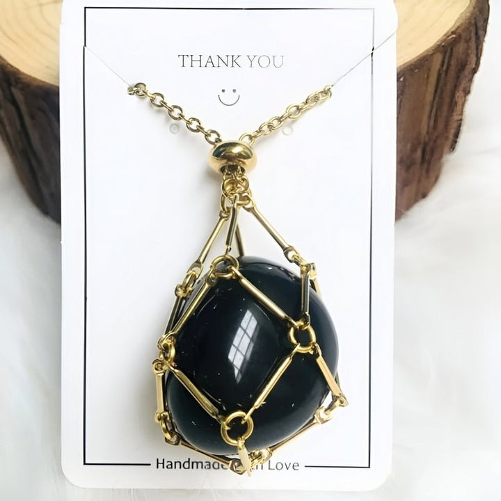 Schwarzer Edelstein-Anhänger in goldener Fassung, handgefertigter Schmuck, Geschenkidee.