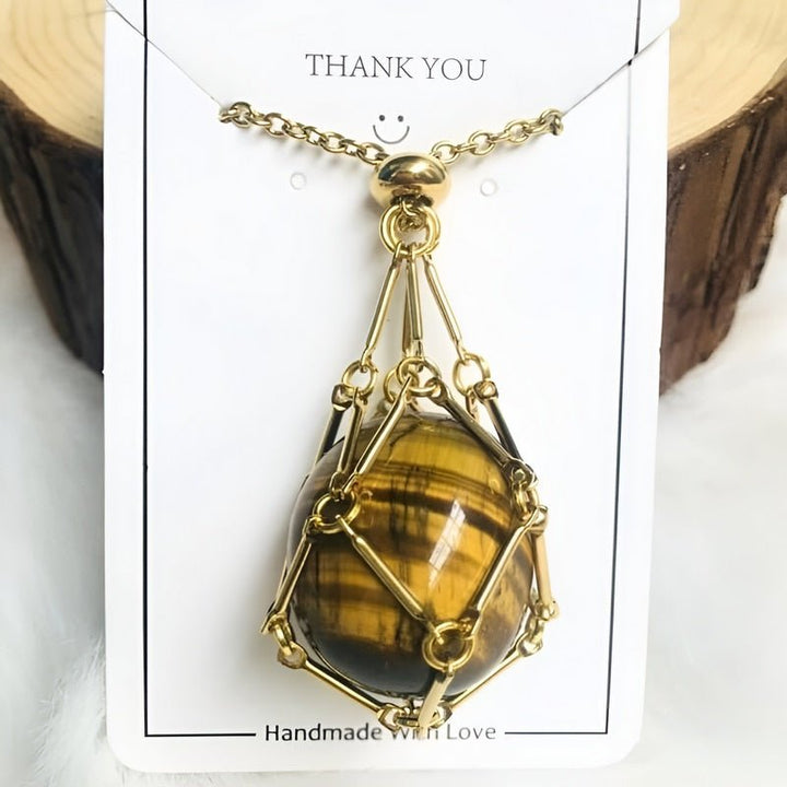 Tigerauge-Anhänger in goldener Drahtfassung, handgefertigt, Schmuck, Geschenkidee.