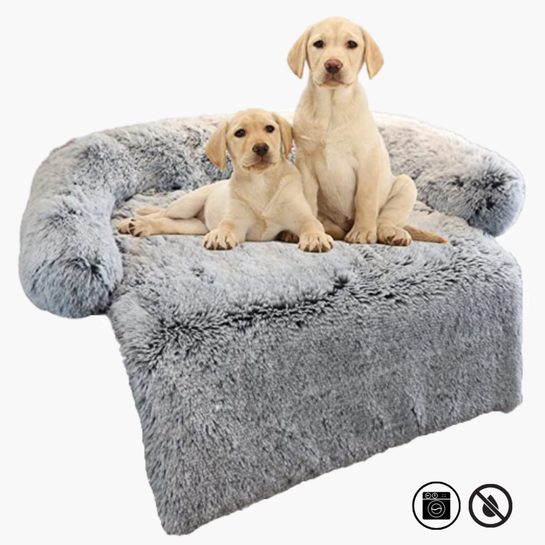 Zwei Welpen auf grauem, flauschigem Hundesofa, gemütliches Haustierbett, luxuriöses Design.