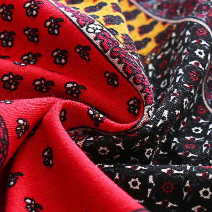 Bunter Stoff mit Blumenmuster, rot-schwarz-gelb, Baumwolle, Textildesign, Modeaccessoire.