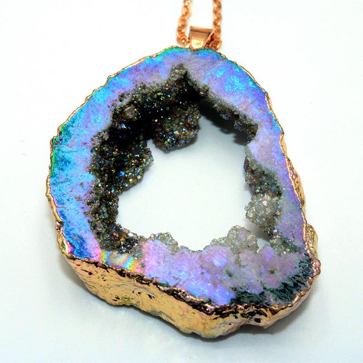 Geode-Anhänger mit blau-lila Kristallen, goldener Rand, Schmuck, Mineralien, Geschenkidee.