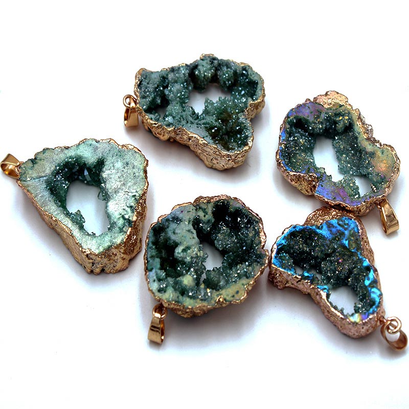 Fünf grüne Geode-Anhänger mit goldener Umrandung, natürlicher Kristallschmuck, glänzend.