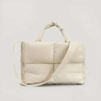 Beige gesteppte Handtasche mit Schulterriemen, modisches Accessoire, Damenmode.