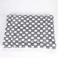 Graues Hundebett mit weißen Punkten, weiches Material, rechteckig, Haustierbedarf.