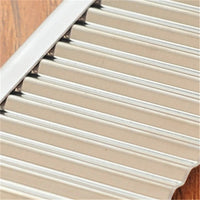 Metallischer Wellblechstreifen, silber, für industrielle Anwendungen, Nahaufnahme.