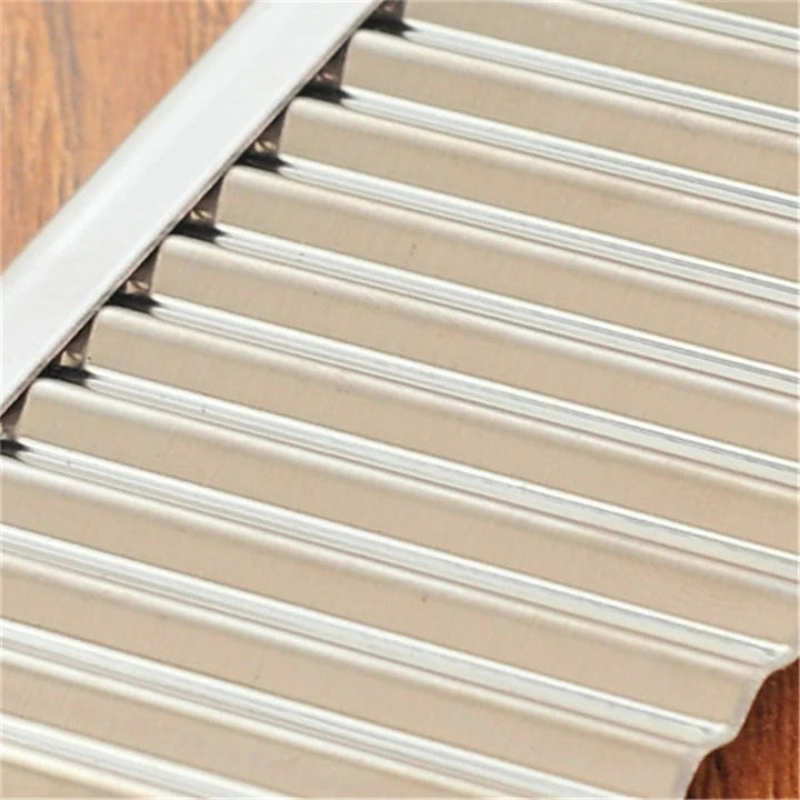 Metallischer Wellblechstreifen, silber, für industrielle Anwendungen, Nahaufnahme.