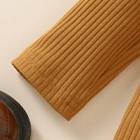 Gerippter brauner Strickpulloverärmel aus Baumwolle, Detailansicht, Herbstmode, Damenbekleidung.