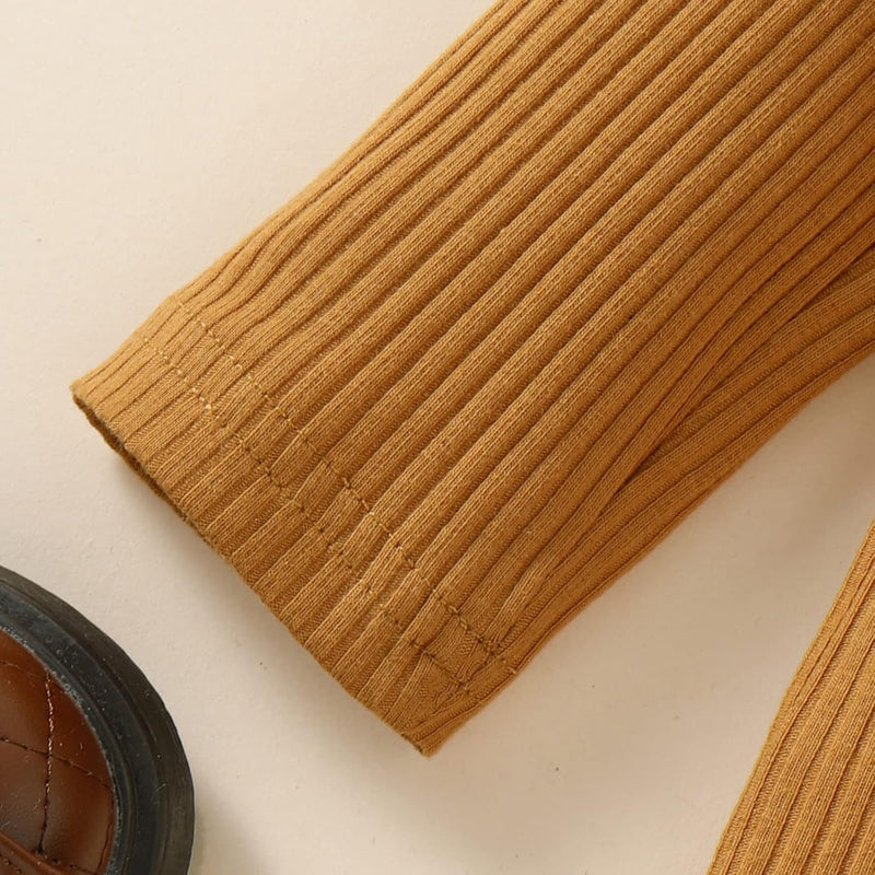 Gerippter brauner Strickpulloverärmel aus Baumwolle, Detailansicht, Herbstmode, Damenbekleidung.