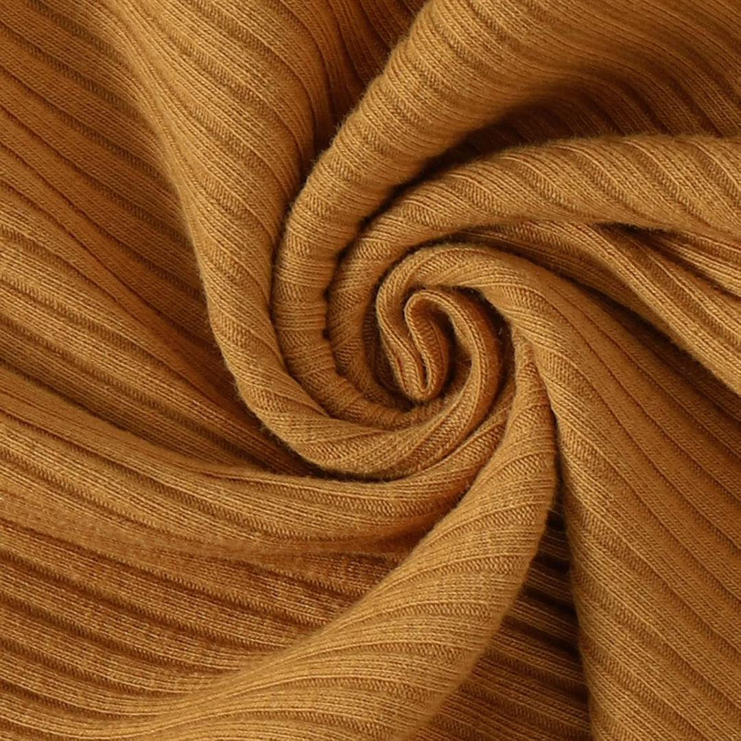 Gerippter, senfgelber Strickstoff, weiche Textur, ideal für Bekleidung und Heimtextilien.