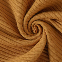 Gerippter, senfgelber Strickstoff, weiche Textur, ideal für Bekleidung und Heimtextilien.