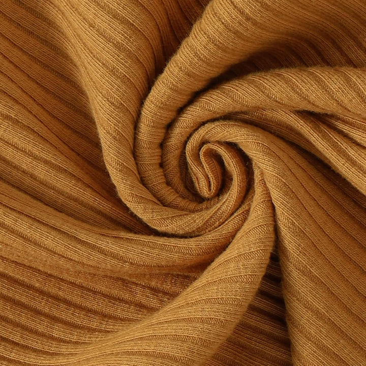 Gerippter, senfgelber Strickstoff, weiche Textur, ideal für Bekleidung und Heimtextilien.