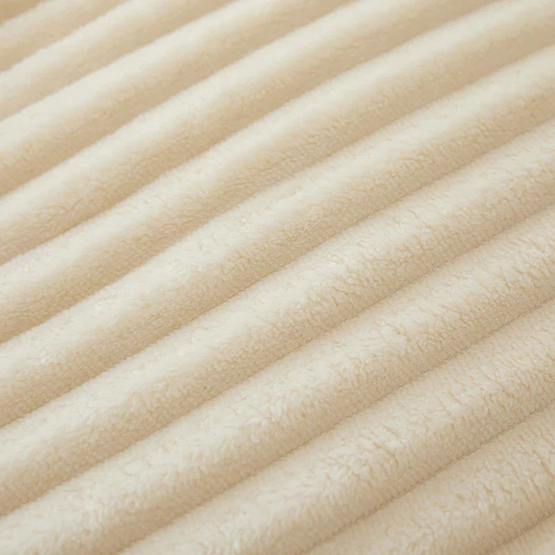 Beige gerippter Stoff, weiche Textur, ideal für Polsterung oder Heimtextilien.