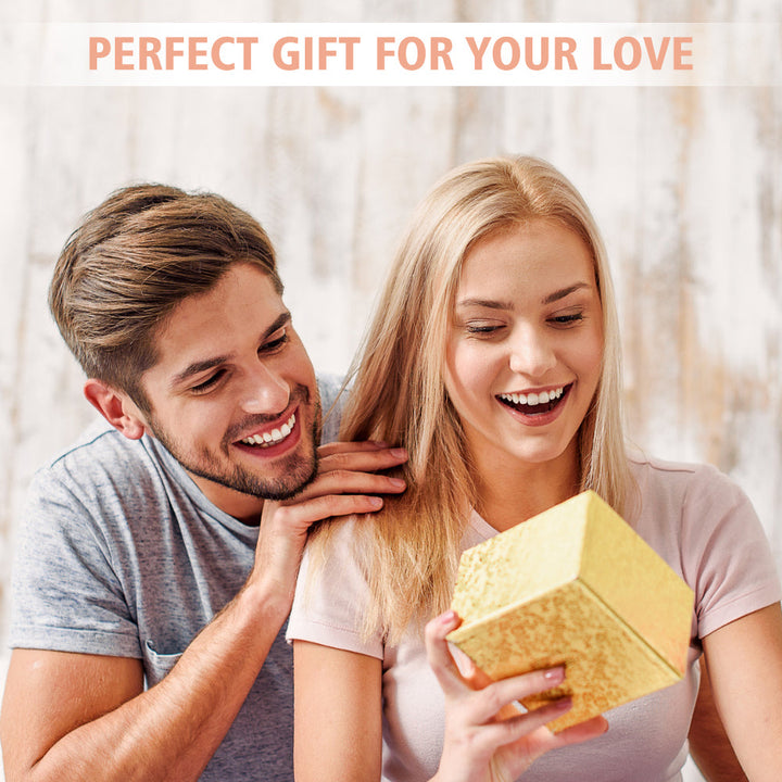 Ein Paar mit gelber Geschenkbox, lächelnd, perfekte Geschenkidee, Überraschung, Freude.