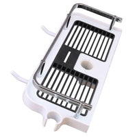 Weißer Duschablagekorb aus Kunststoff mit Metallhalterungen, schwarz-weiße Gitterstruktur.