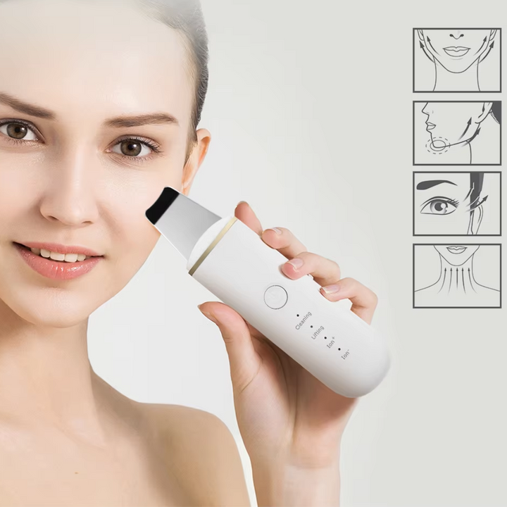 Frau mit weißem Ultraschall-Gesichtsreiniger, Hautpflegegerät, Nahaufnahme, Anwendungshinweise.