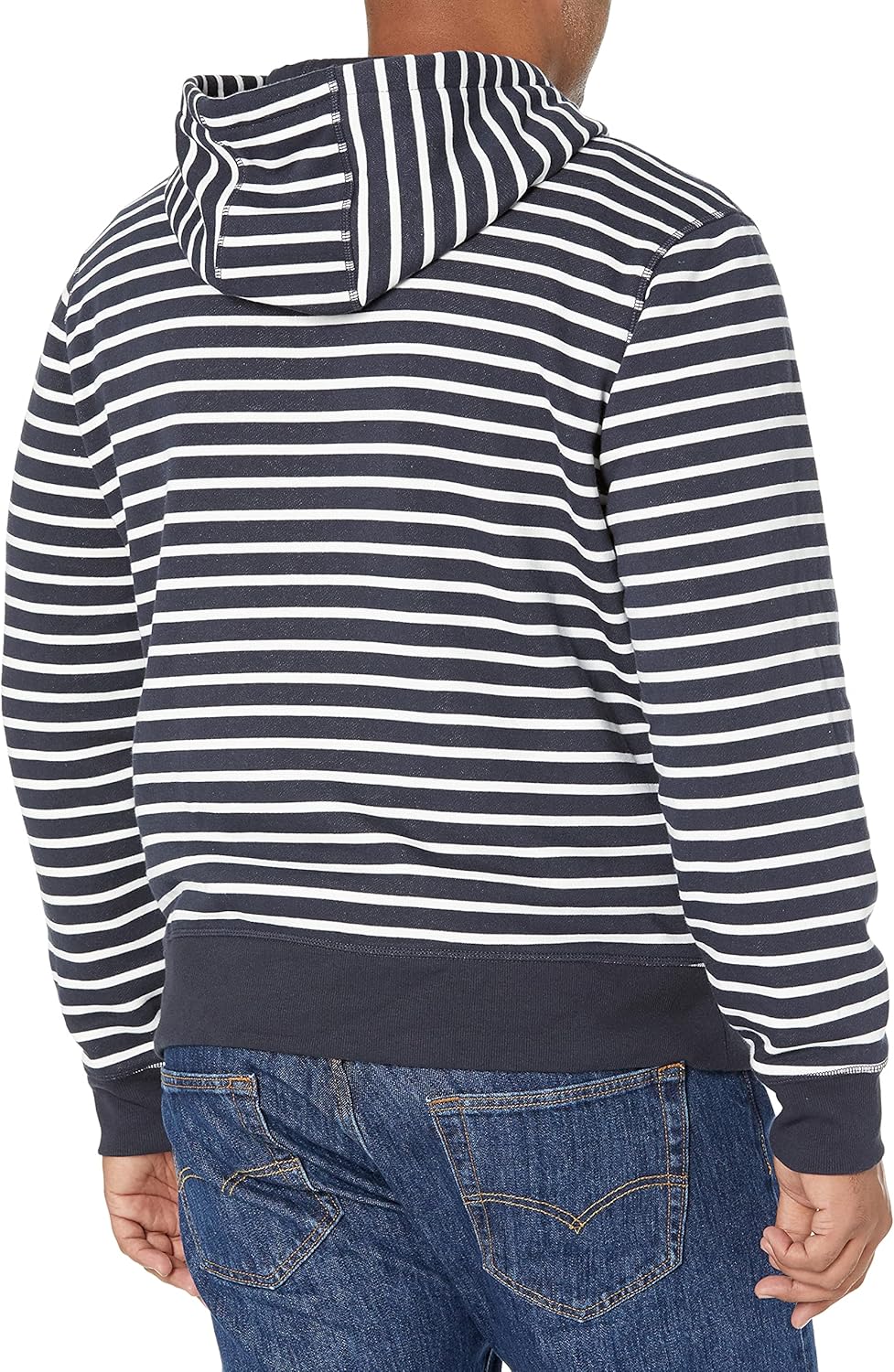 Mann in gestreiftem Kapuzenpullover, schwarz-weiß, Rückansicht, Freizeitmode, Jeans.