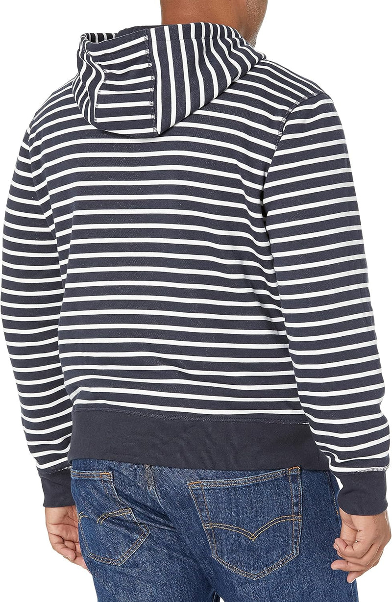 Mann in gestreiftem Kapuzenpullover, schwarz-weiß, Rückansicht, Freizeitmode, Jeans.