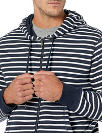 Mann in gestreiftem Kapuzenpullover, marineblau-weiß, Reißverschluss, Freizeitmode.