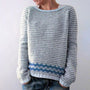 Grauer gestreifter Strickpullover Damen, blaues Zickzackmuster, lässig, warm, modisch.