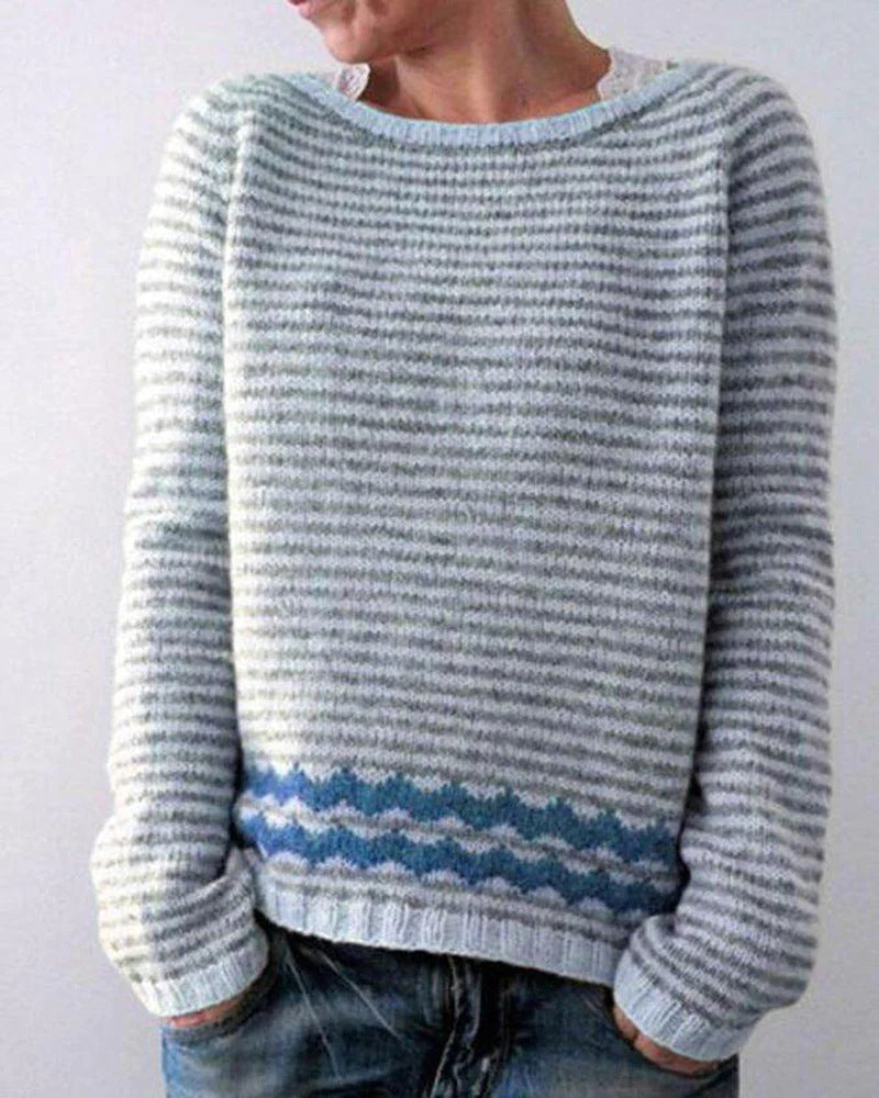 Frau trägt gestreiften Pullover, blau-grau, Strickmode, lässig, Herbst-Winter, Damenbekleidung.