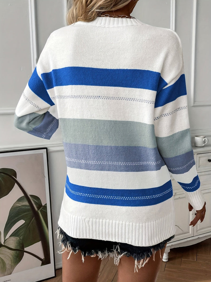 Frau in gestreiftem Pullover, blau-weiß, lässig, modisch, vor Wand mit Pflanzenbild.