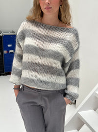 Frau in gestreiftem Strickpullover, grau-weiß, lässig, modisch, Herbstmode, Damenbekleidung.