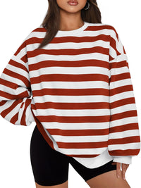 Frau trägt gestreiften Pullover, rot-weiß, lässig, modisch, Herbstmode, Damenbekleidung.