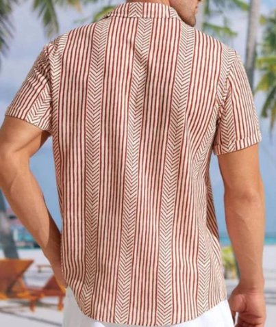 Mann im gestreiften Kurzarmhemd am Strand, rot-weiß, Sommermode, Herrenbekleidung.