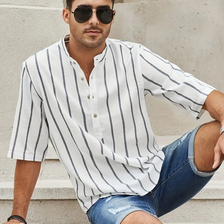 Mann in gestreiftem Hemd und Jeansshorts, lässiger Sommerlook, Mode für Herren.