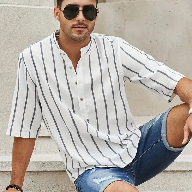 Mann in gestreiftem Hemd und Jeansshorts, lässiger Sommerlook, Mode für Herren.