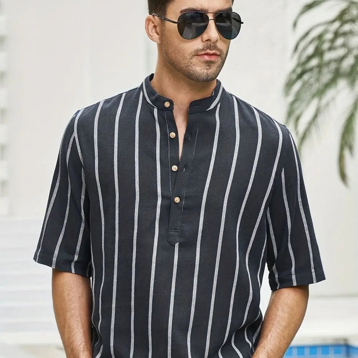 Mann mit schwarzem gestreiftem Hemd und Sonnenbrille, modisch, lässig, Sommermode.