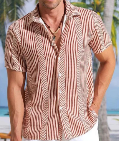 Mann in rot-weiß gestreiftem Kurzarmhemd am Strand, Sommermode, Herrenbekleidung.