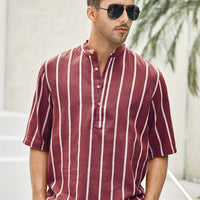Mann mit rot-weiß gestreiftem Hemd, Stehkragen, Sonnenbrille, Sommermode, Herrenbekleidung