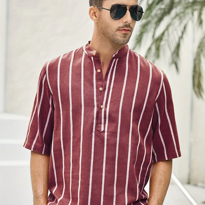 Mann mit rot-weiß gestreiftem Hemd, Stehkragen, Sonnenbrille, Sommermode, Herrenbekleidung